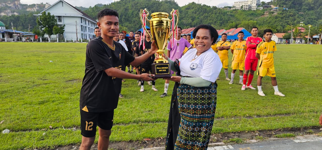 Ketua MRP Papua, Nerlince Wamuar Rollo menyerahkan Piala ABR kepada Tim Lolong Liba FC yang keluar sebagai juara. (CEPOSONLINE.COM/HANS PALEN).