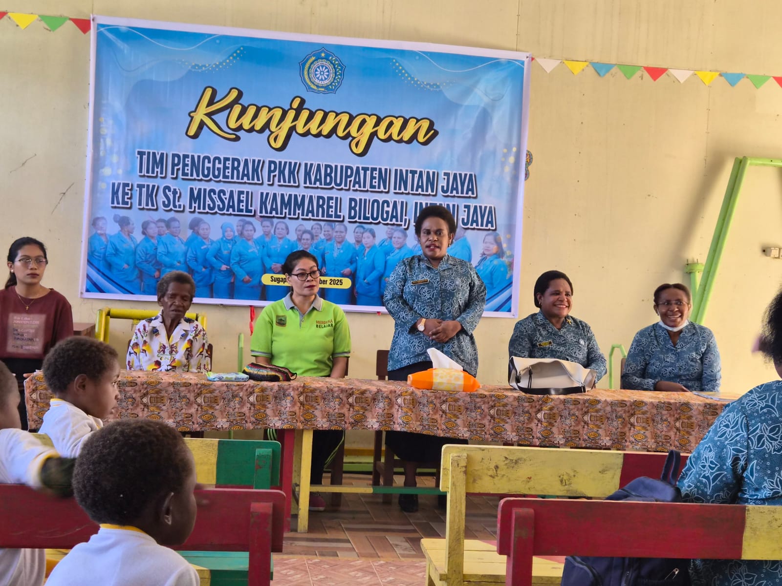 Ketua TP PKK Intan Jaya, Ny. Elisabeth Kudiai Maisini saat mengunjungi TK Santo Misael Bilogai. (CEPOSONLINE.COM/KETUA TP PKK INTAN JAYA FOR CEPOS)