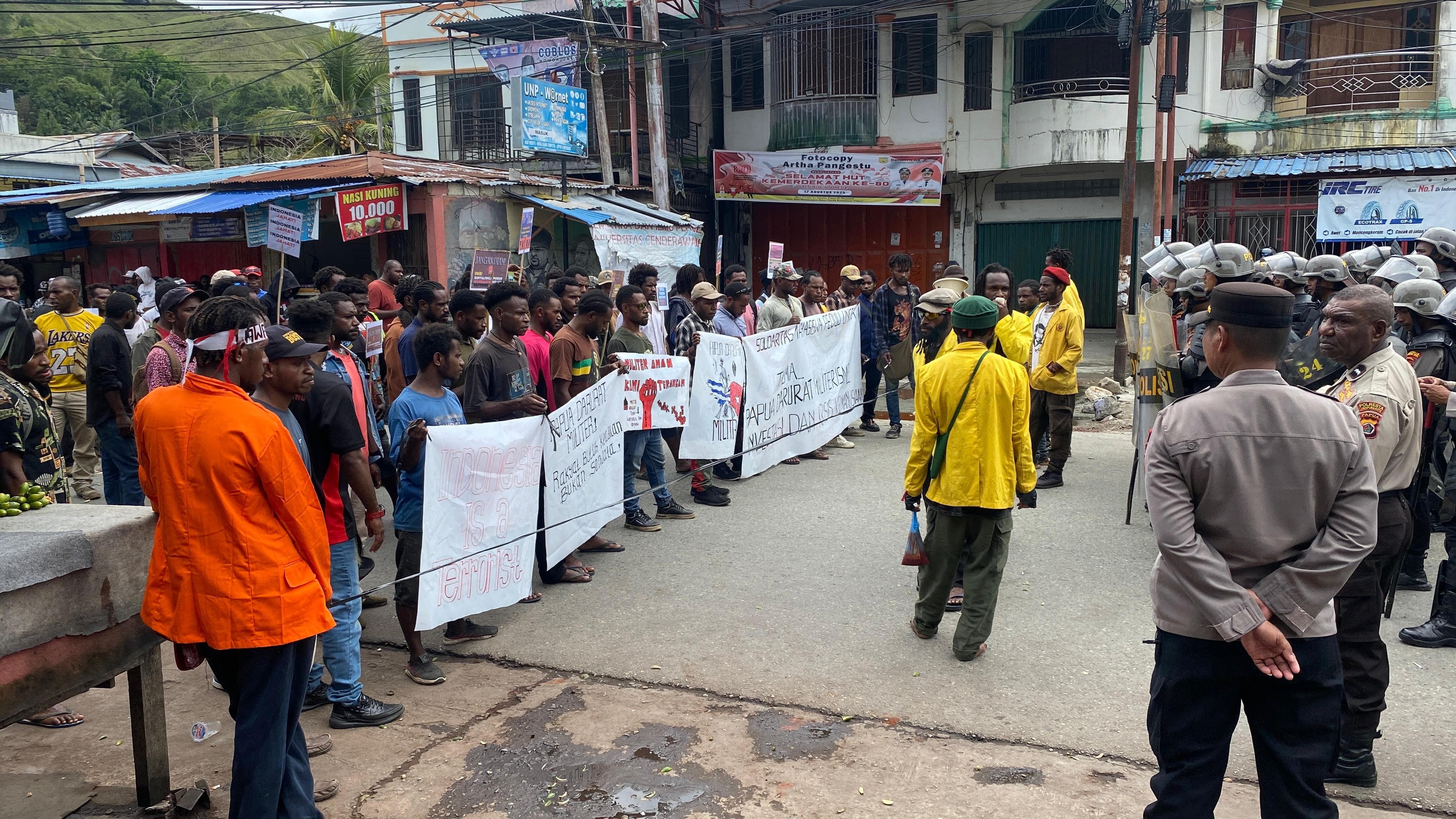 Ratusan Mahasiswa saat melakukan aksi demo damai di Perumnas lll dalam pengawalan ketat aparat keamanan, Senin (10/11/2025. (Ceposonline.com/Jimi)