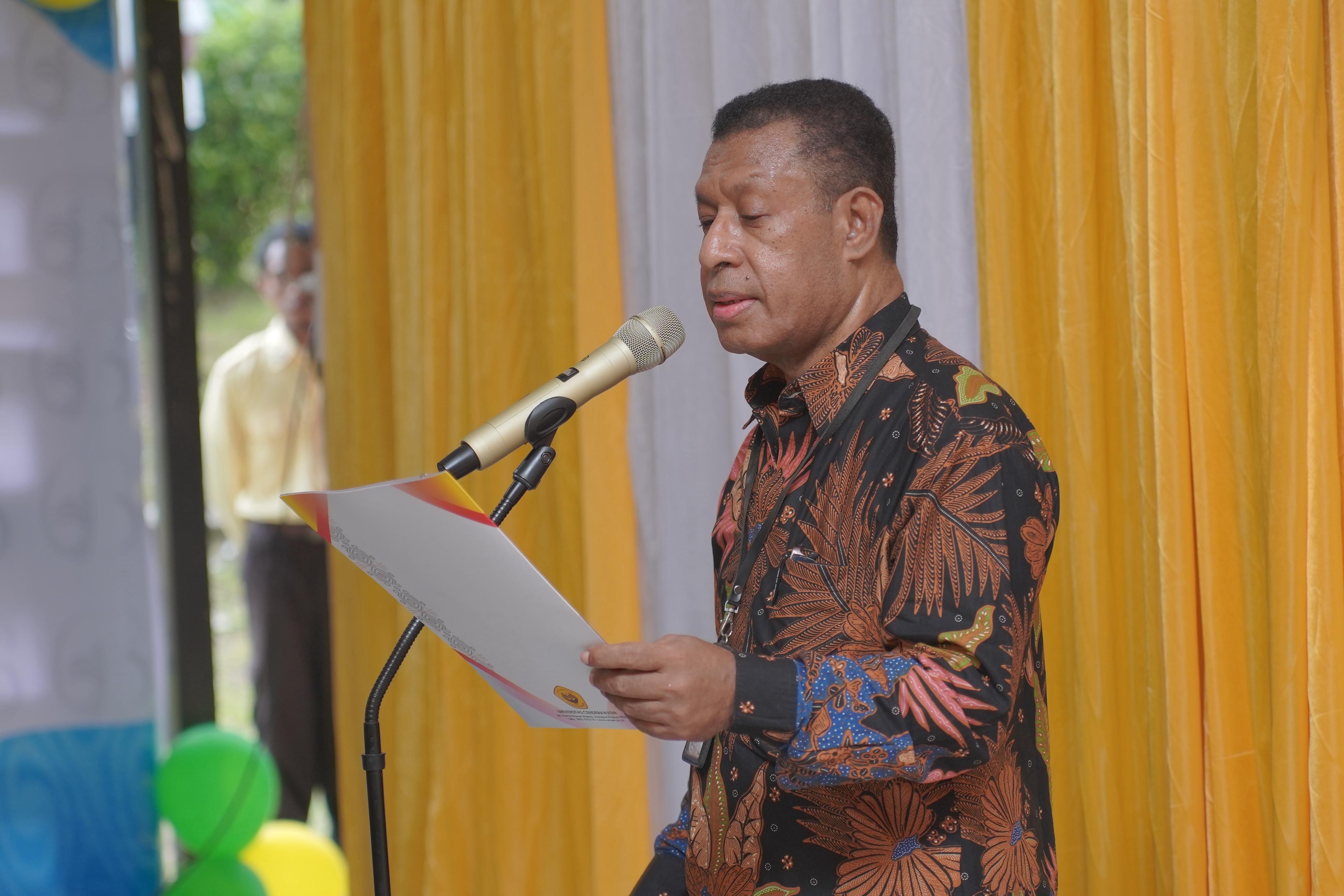 Dr. Hans Kaiwai, S.E.,M.Sc.,Agr, Wakil Rektor II Uncen, saat memberikan sambutan pada acara Dies Natalis Uncen, Senin (10/11). (CEPOSONLINE.COM/HUMAS UNCEN)