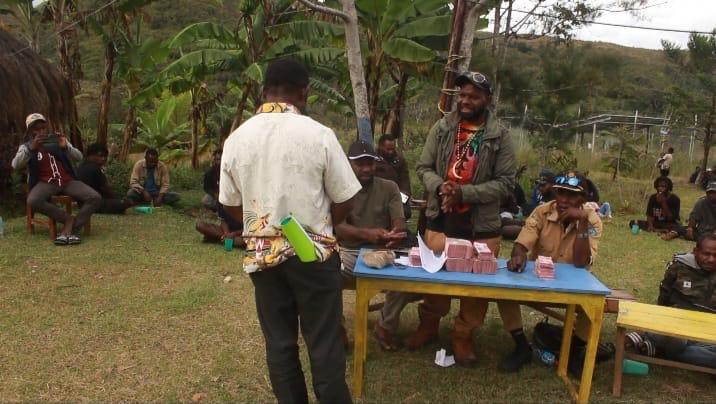 Pembagian BLT dari dana desa tahap I kampung Yanenggame Distrik Wamena beberapa waktu lalu.(ceposonline.com/Dok. Kampung Yenenggame)
