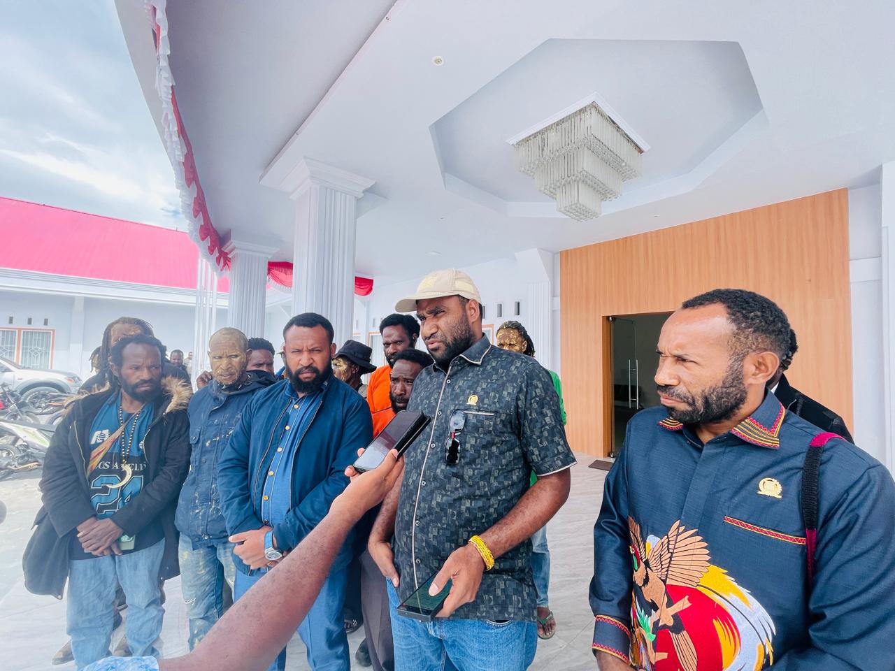 Ketua DPRP Papua Pegunungan Yos Elopere usai melakukan pertemuan dengan keluarga Korban dari Distrik Mebrok Kabupaten Nduga di Ruang Rapat Dewan Kantor DPRP Papua Pegunungan, Senin (10/11/2025).