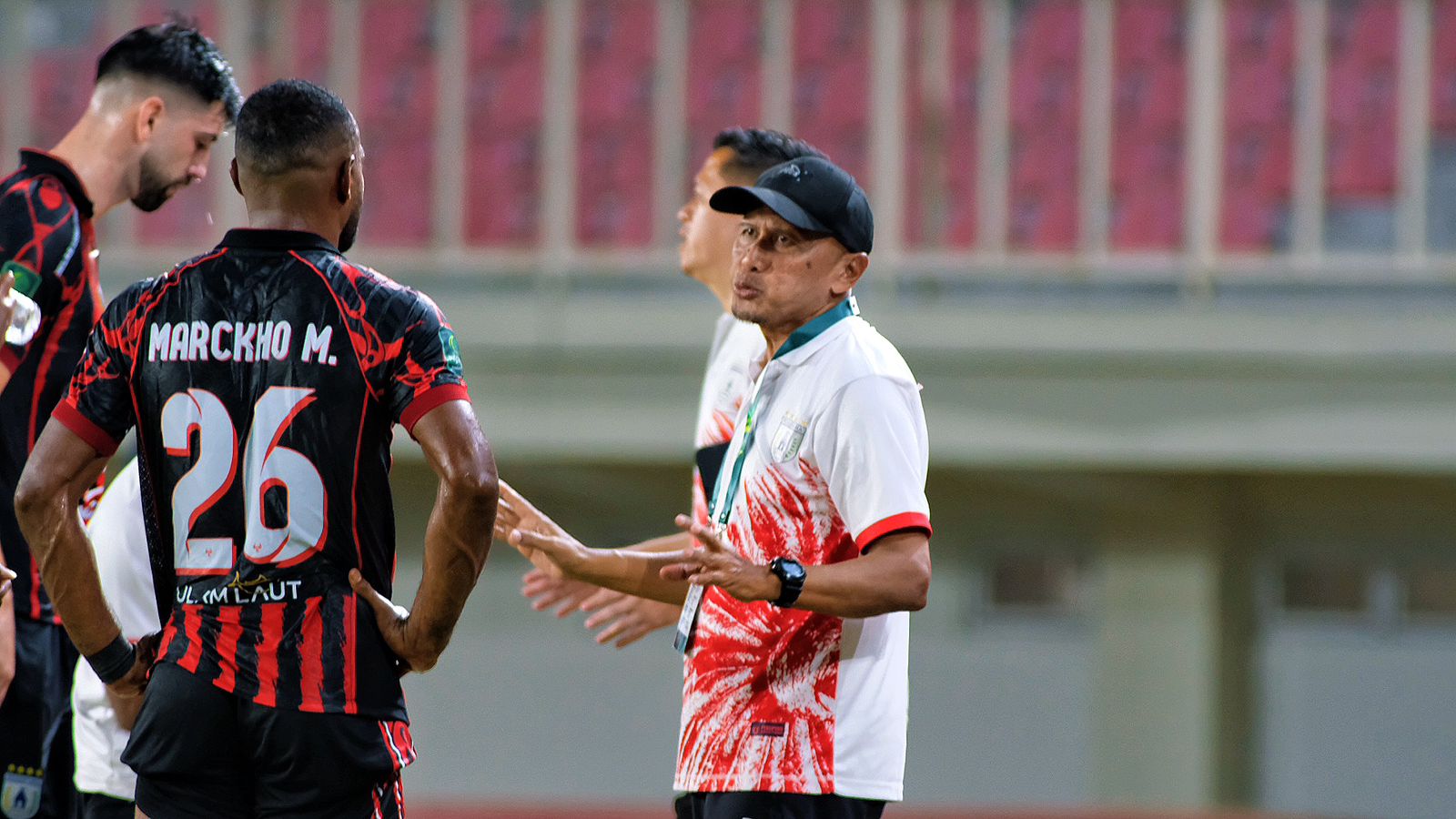 Pelatih Persipura, Rahmad Darmawan, saat memberikan instruksi kepada para pemainnya. (CEPOSONLINE.COM/GRATIANUS&nbsp;SILAS)
