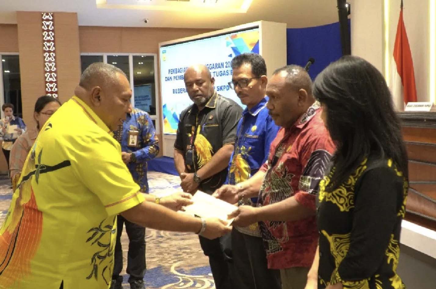 Wakil Gubernur Papua Aryoko Alberto Ferdinand Rumaropen ketika menyerahkan pagu anggaran 2026 kepada perwakilan kepala OPD bertempat aula Kantor Gubernur Papua, Kota Jayapura, Jumat (7/11). (ANTARA/HO