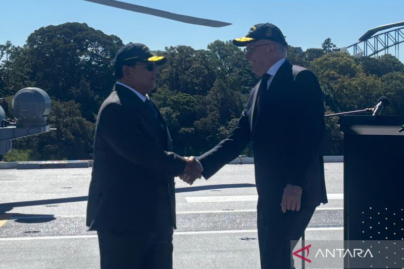 Presiden RI Prabowo Subianto (kiri) dan Perdana Menteri Australia Australia Anthony Albanese melakukan pernyataan bersama terkait dengan kerja sama pertahanan dan keamanan di Sydney, Australia, Rabu