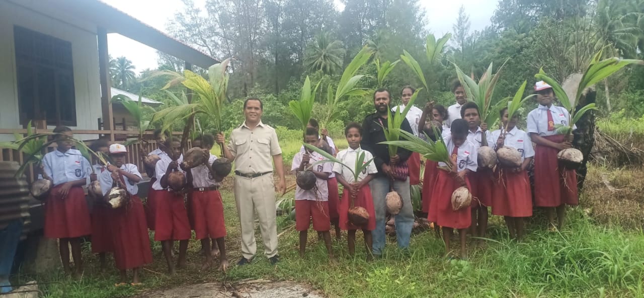 Kepala SDN Maseb bersama siswa siswinya siap melaksanakan kegiatan penanaman pohon kelapa di lahan milik sekolah itu, Rabu (12/11/2025). (CEPOSONLINE.COM/ROBERT MBOIK