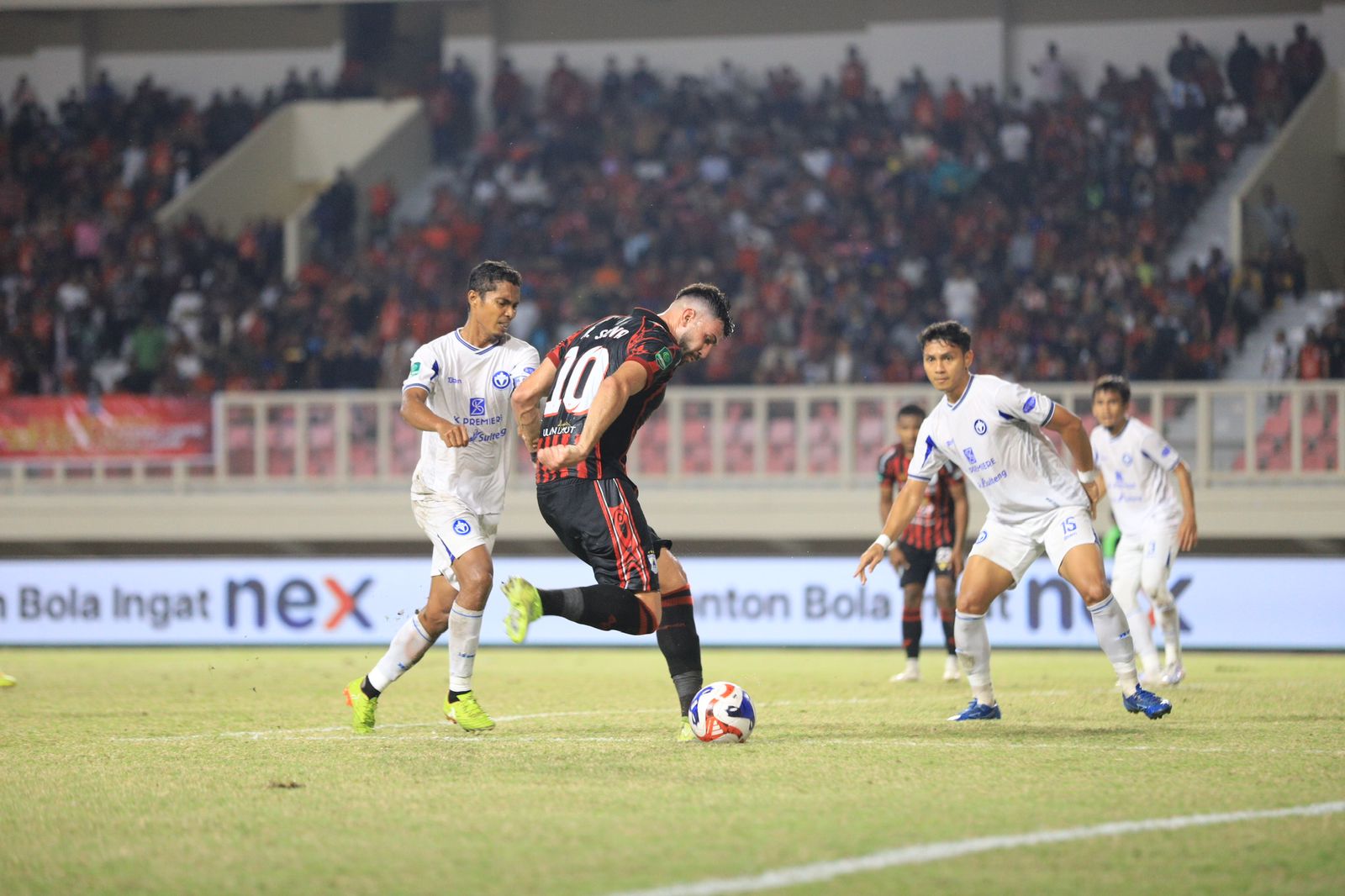 Matheus Da Silva saat mengiring bola melewati pemain belakang Persipal Palu. (CEPOSONLINE.COM/ERIK).