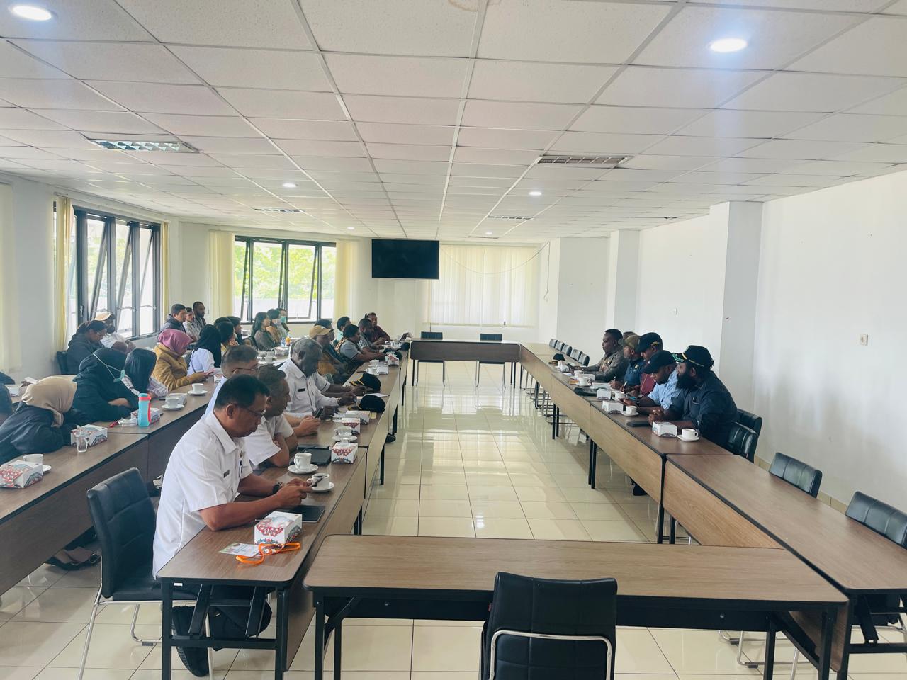 Hering Komisi C DPRK Jayawijaya bersama Dinkes, BPKAD, RSUD Wamena, Bappeda dan Nakes. Rabu (12/11/2025) (CEPOSONLINE.COM/DENI)
