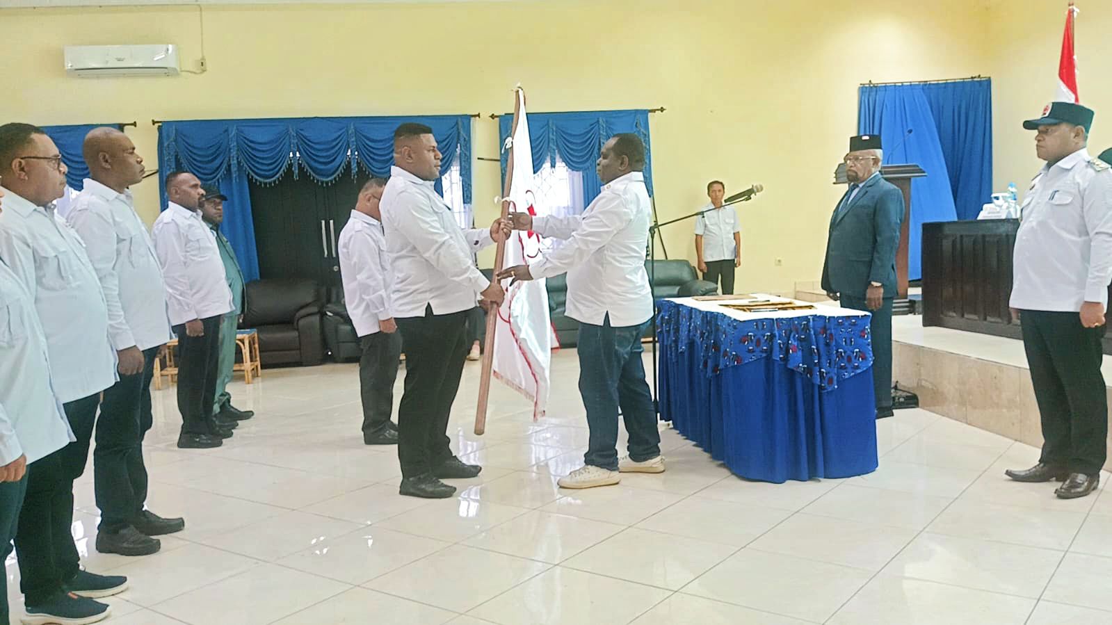 Bupati Jayapura, Yunus Wonda, dan Wakil Bupati Jayapura, Haris Yocku, menyaksikan pelantikan Pengurus PMI Kabupaten Jayapura, Rabu 12 Novemver 2025. (CEPOSONLINE.COM/YOHANA)