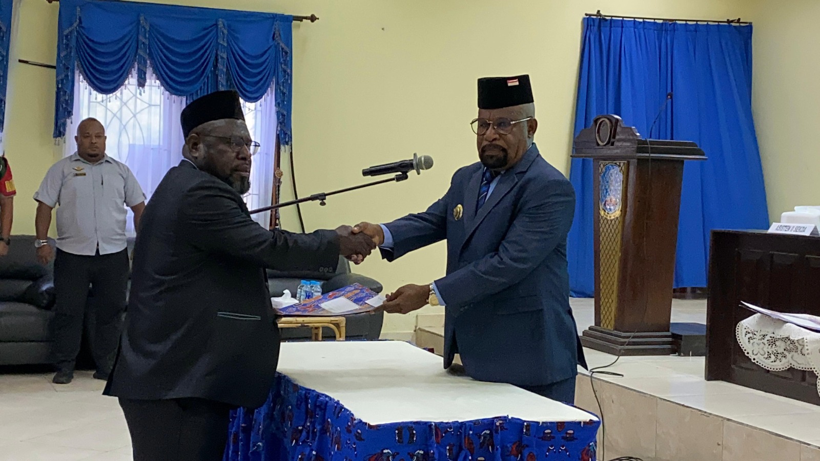 Bupati Jayapura Yunus Wonda saat menyerahkan SK kepada Direktur Utama Perusahaan Daerah (Perusda) Kasih Mempersatukan Perbedaan (KMP) Kabupaten Jayapura, Eymus Weya, Rabu (12/11). Yohana/Ceposonline