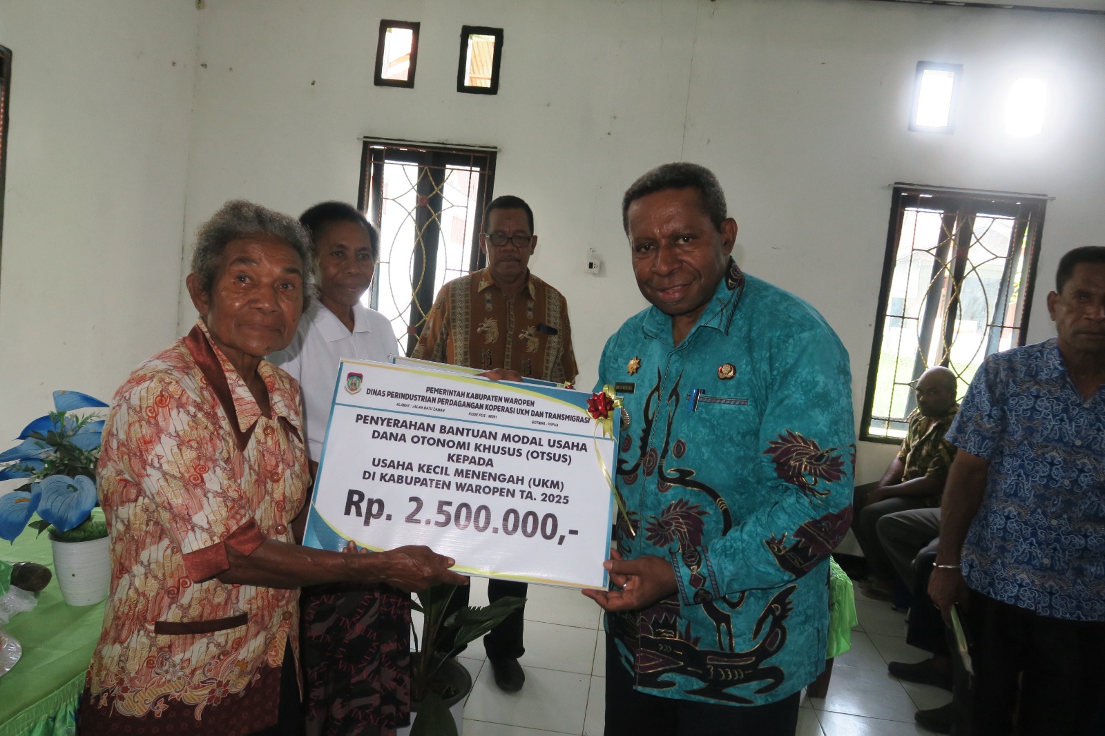 Bupati Waropen, Fransiscus Xaverius Mote,  saat menyerahkan bantuan kepada UMKM lokal di Waropen, Kamis 13 November 2025. (CENDERAWASIH POS/ISMAIL)