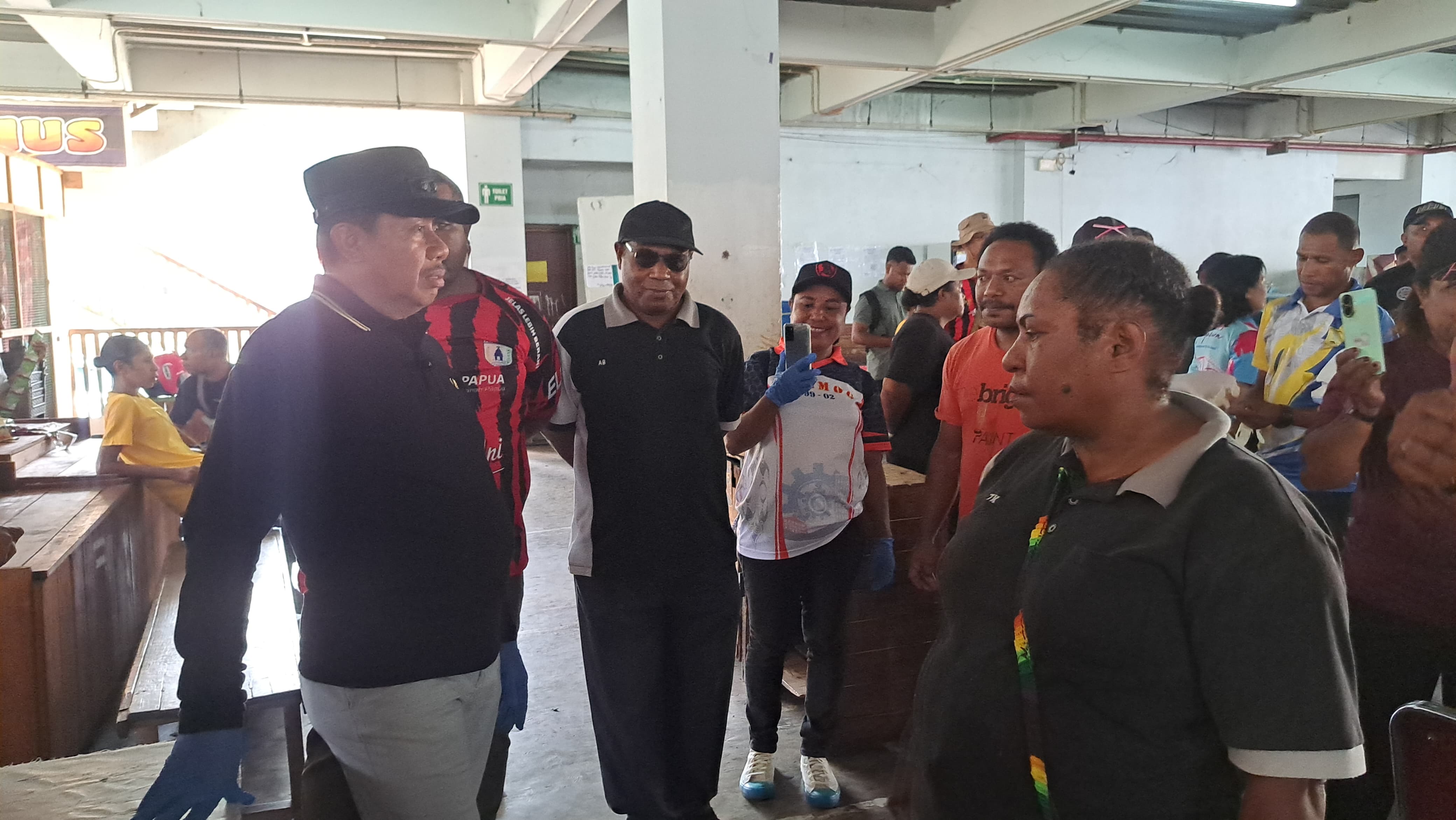 Wakil Wali Kota Jayapura Rustan Saru saat mengunjungi pasar Mama mama Papua, di Kota Jayapura, Jumat (14/11/2025)