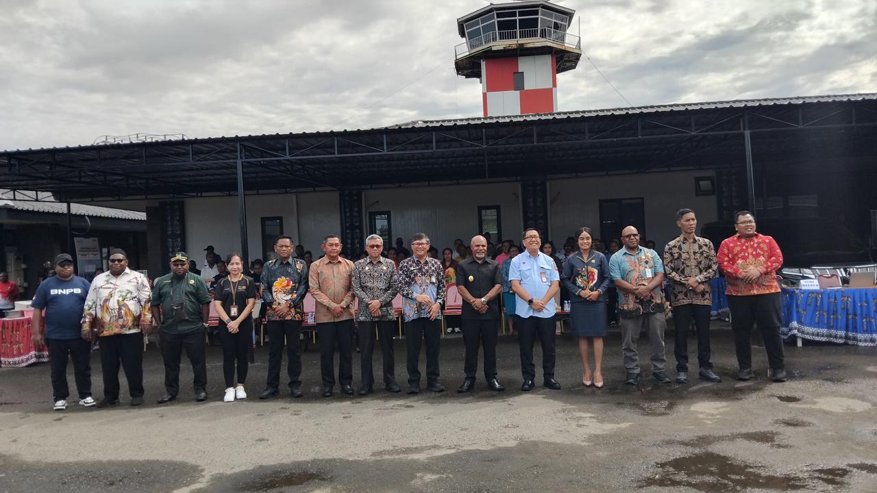 Wakil Gubernur Papua Tengah, Deinas Geley foto bersama dengan Pj. Sekda Papua Tengah dan Forkopimda yang hadir. (CEPOSONLINE.COM/THERESIA F. TEKEGE)