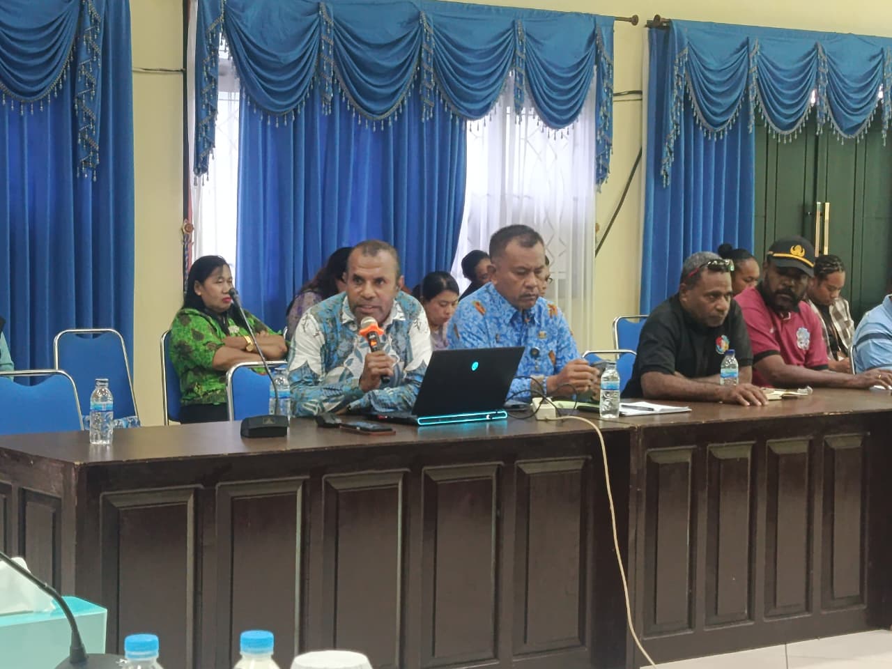 Kepala Bidang Tata Ruang dan Tata Kota Dinas PUPR Kabupaten Jayapura, Andreas Lukas Hurunama, saat memaparkan materi dalam kegiatan forum komunikasi publik penyusunan peta potensi investasi, Jumat.