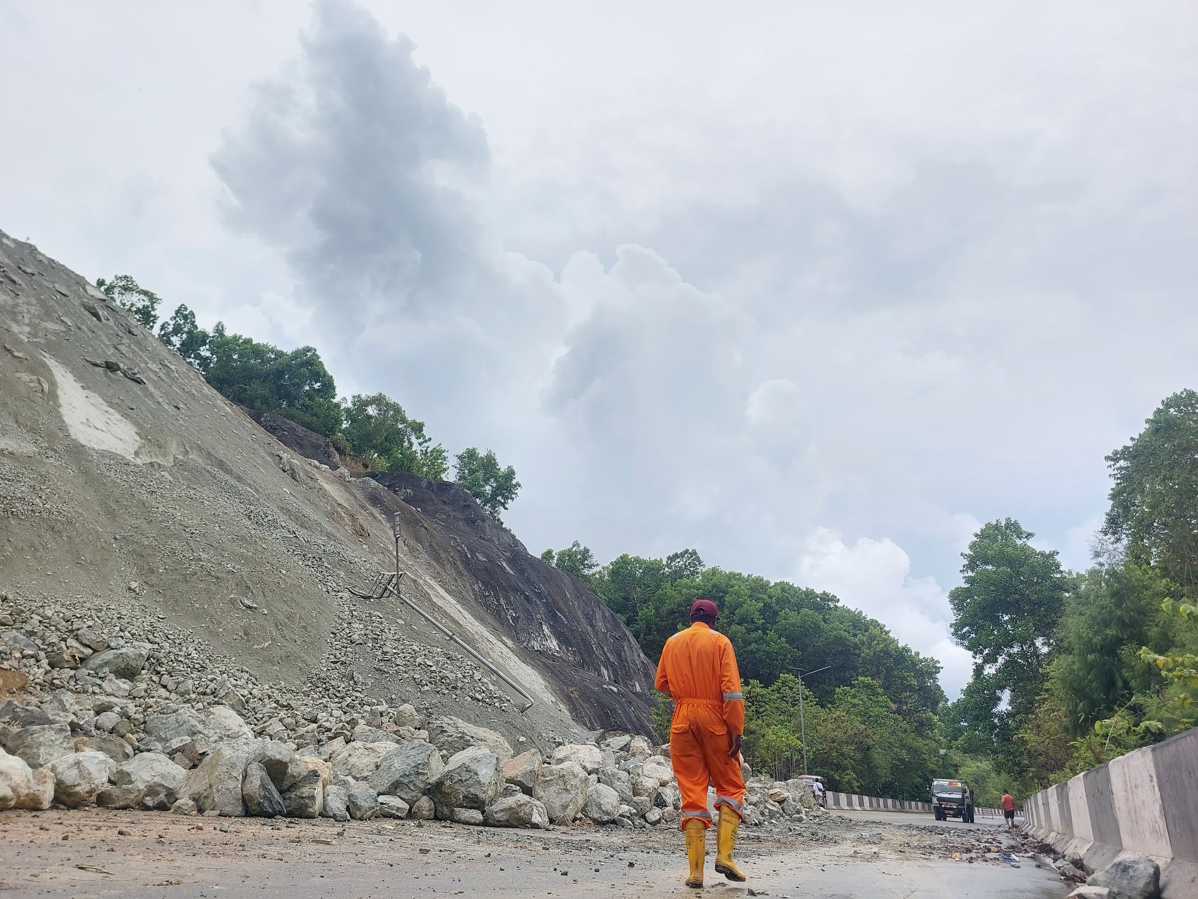 Sejumlah material batu dan pasir yang menutup bahu jalan di lokasi pengerjaan proyek ringroad menyebabkan jalur ini ditutup total, Jumat (14/11/2025) (CEPOSONLINE.COM/KAREL)