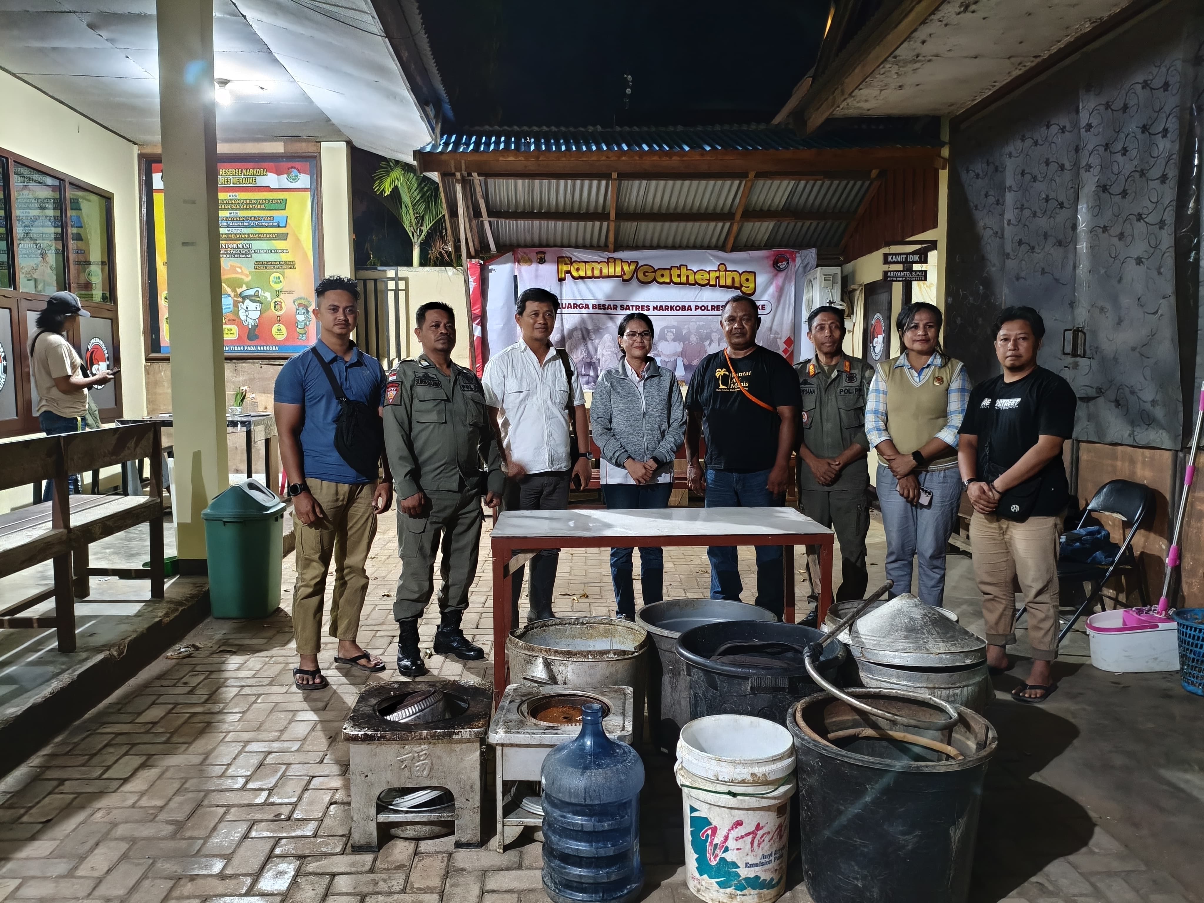 Kasatres Narkoba Polres Merauke Ipda Daniel Rumpaidus dan anggota bersama Kasatpol PP Kabupaten Merauke Fransiskus Kamijay saat menunjukan alat produksi Miras Sopi yang berhasil disita dari Razia gabu