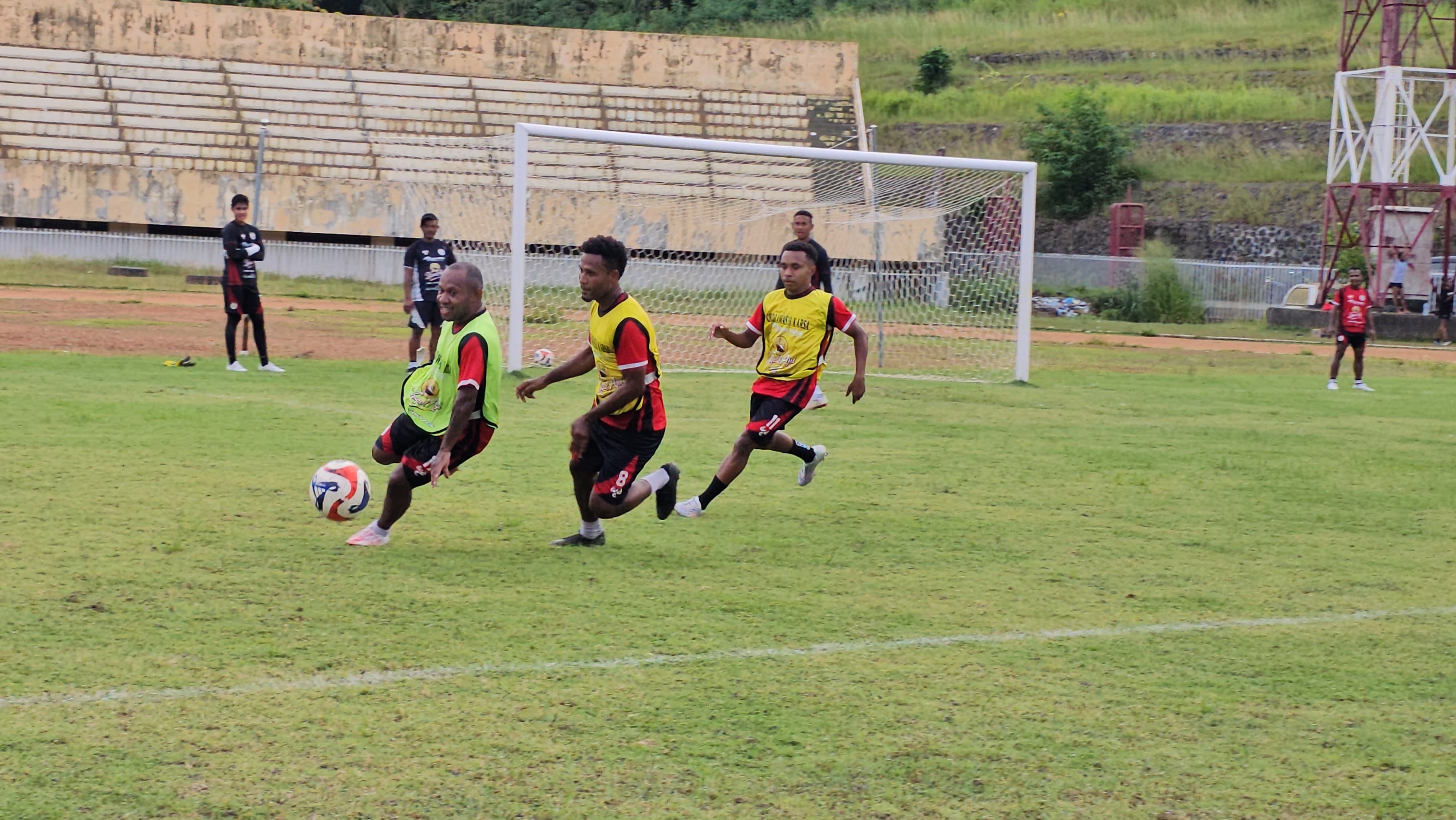 Pemain Persipura ketika menjalani latihan di Stadion Mandala Jayapura, Jumat (14/11/2025) sore. (CEPOSONLINE.COM/HANS PALEN)