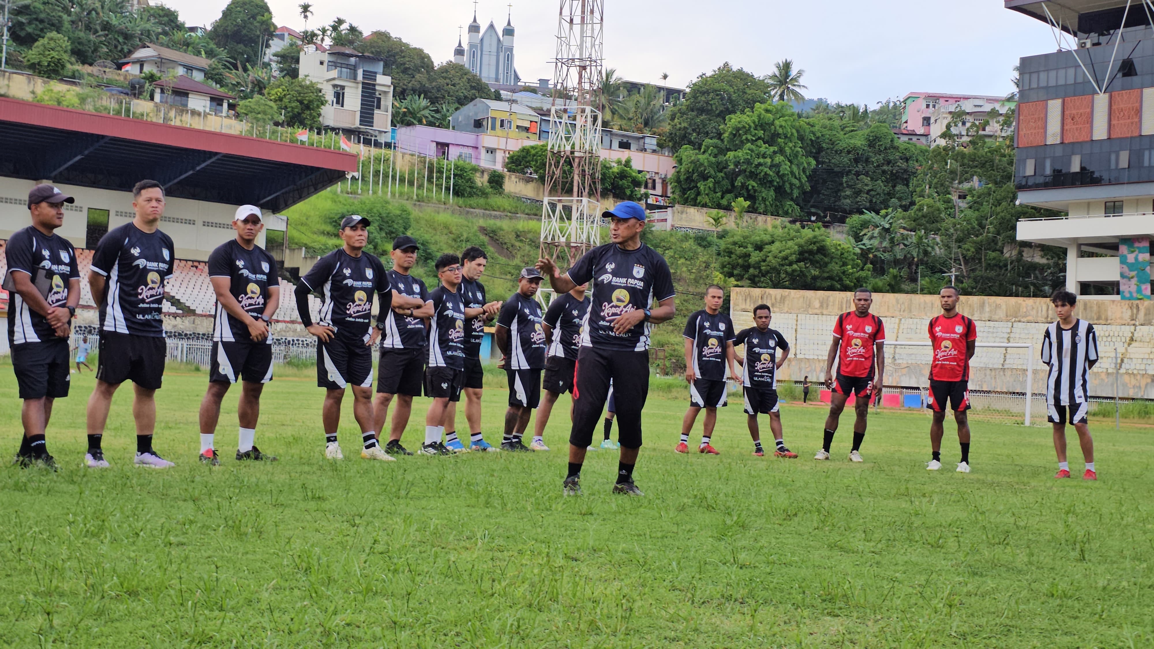 Pelatih Persipura, Rahmad Darmawan saat memberikan arahan kepada pemain usai latihan di Stadion Mandala Jayapura, Jumat (18/11/2025). (CEPOSONLINE.COM/HANS PALEN).