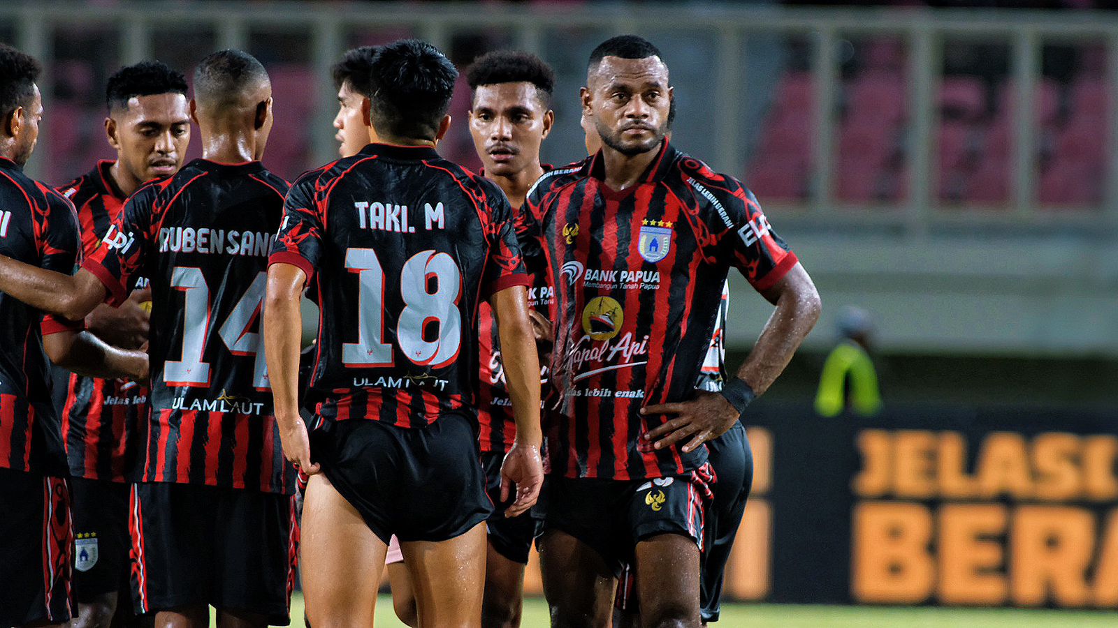 Para pemain Persipura saat berlaga di Stadion Lukas Enembe Sentani, Kabupaten Jayapura. (CEPOSONLINE.COM/GRATIANUS SILAS)