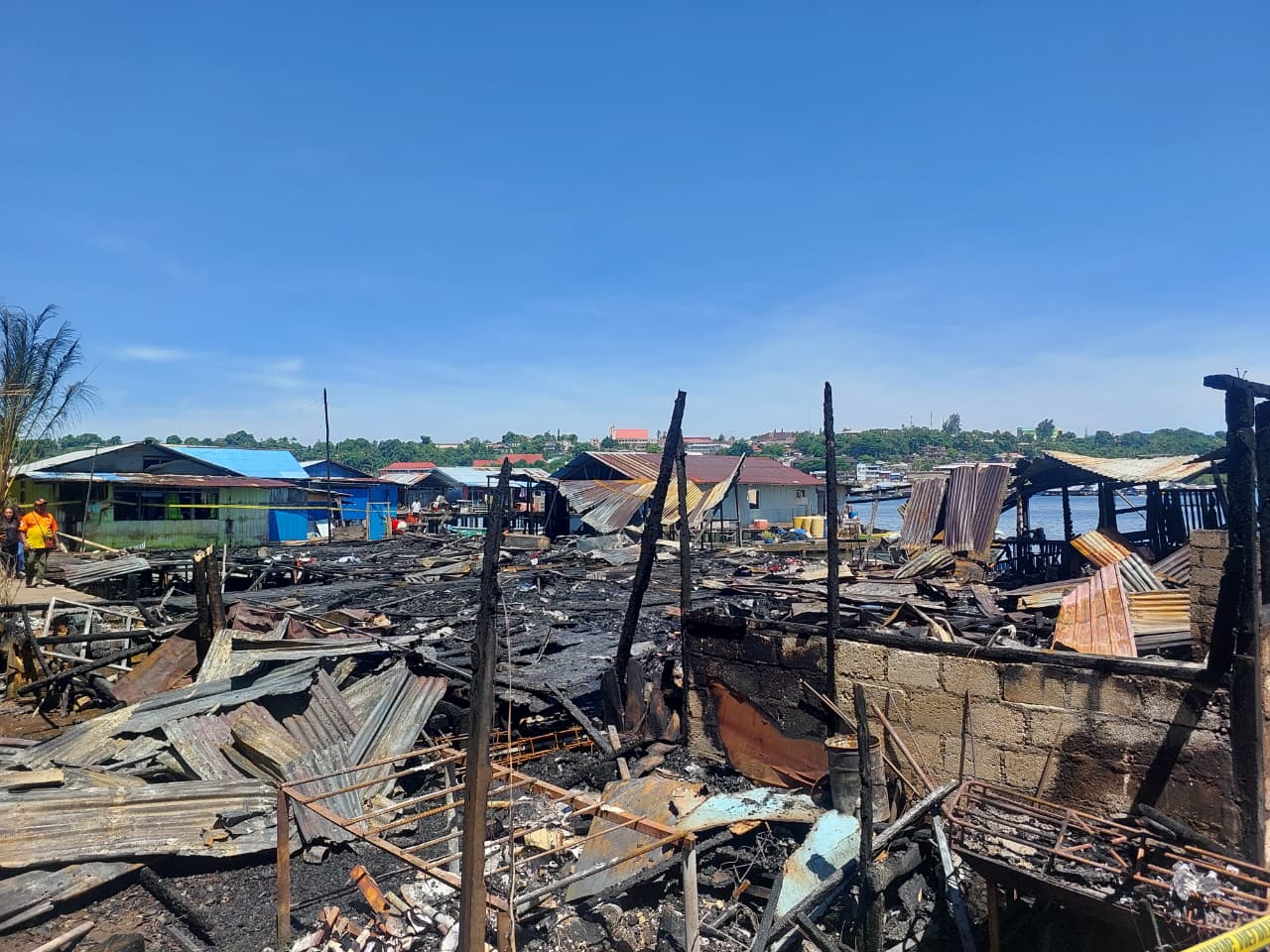 Kondisi pascakebakaran di Dok 8 Pantai, Kota Jayapura, Papua, pada Sabtu 15 November 2025. (CEPOSONLINE.COM/KAROLUS DAOT)