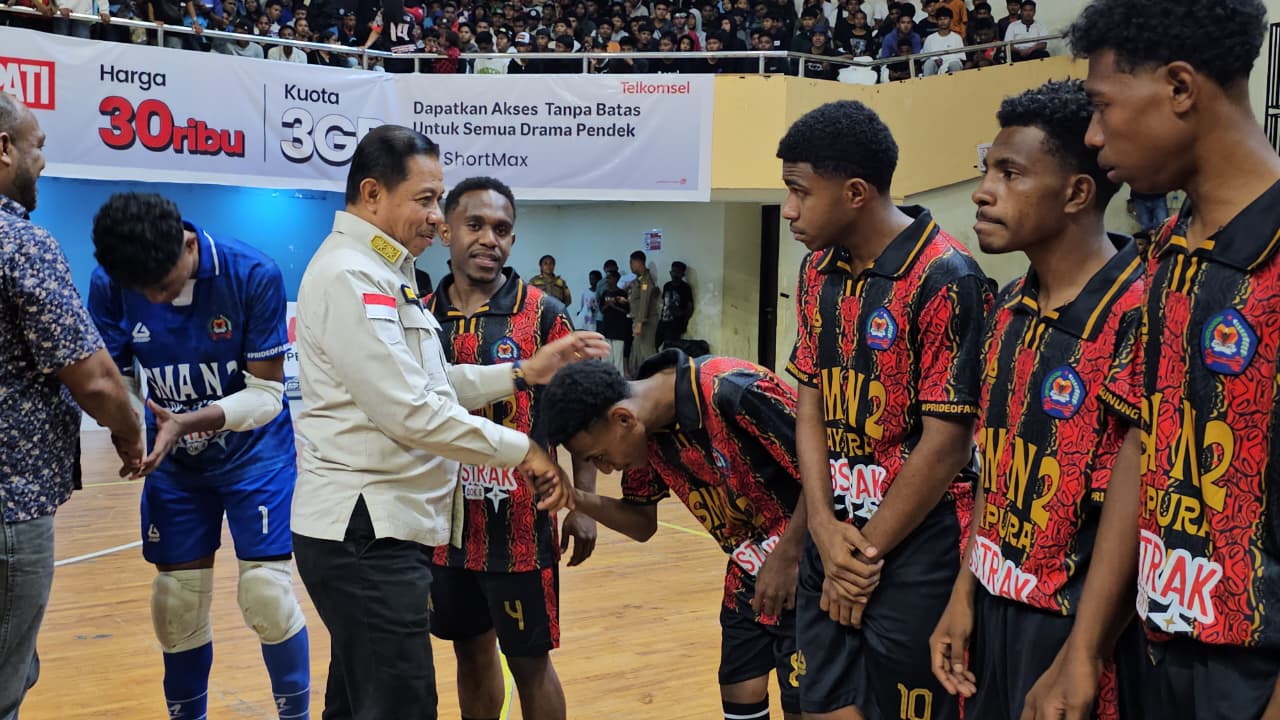 Wakil Wali Kota Jayapura, Rustan Saru, saat memberi salam kepada para peserta turnamen Futsal Wali Kota Cup III di GOR Cenderawasih Jayapura, Jumat, 14 November 2025. (CEPOSONLINE.COM/HANS PALEN)