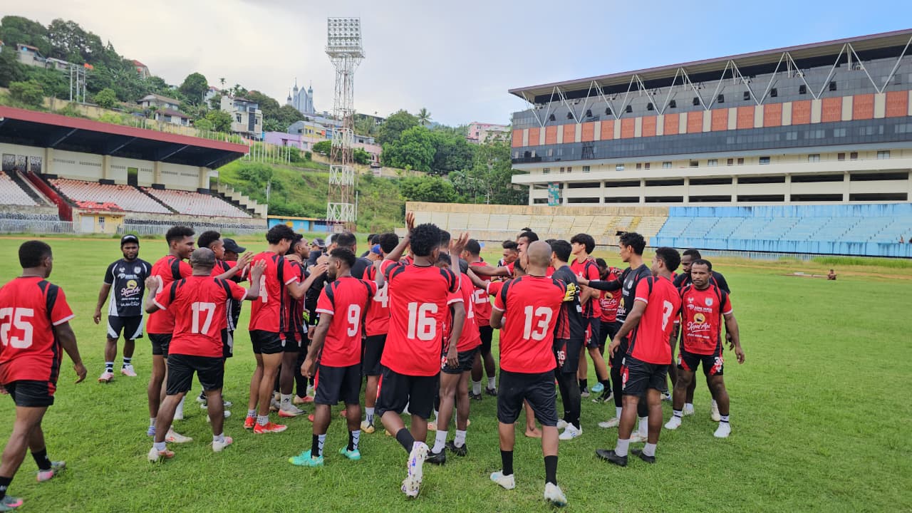 Latihan Persipura di Stadion Mandala Jayapura pada Jumat 14 November 2025. (CEPOSONLINE.COM/HANS PALEN)