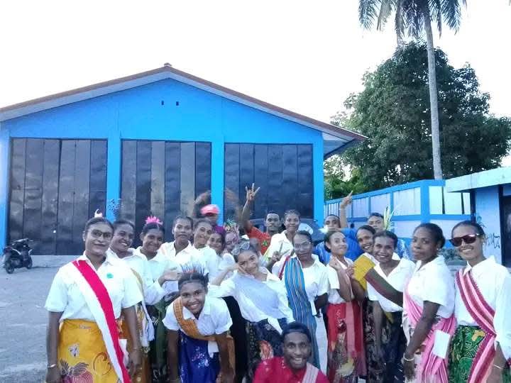 Tim Tari Lemonipis Sawar Brome Sesda Kabupaten Sarmi usai tampil di ajang Kenembai Umbai Kreatif, Sarmi.Rabu(12/11/2025) (CEPOSONLINE.COM/VICKY AMBANI)