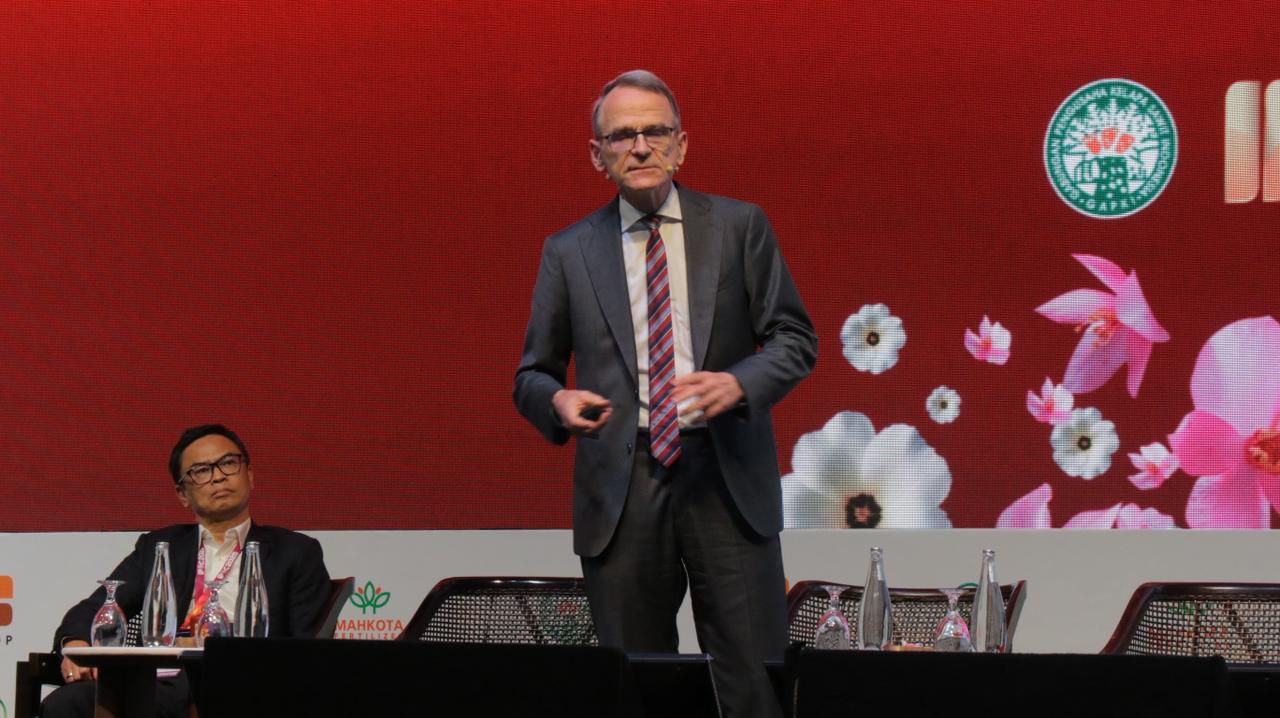 Thomas Mielke, Direktur Eksekutif Oil World. (Mifta/Radar Bali)
