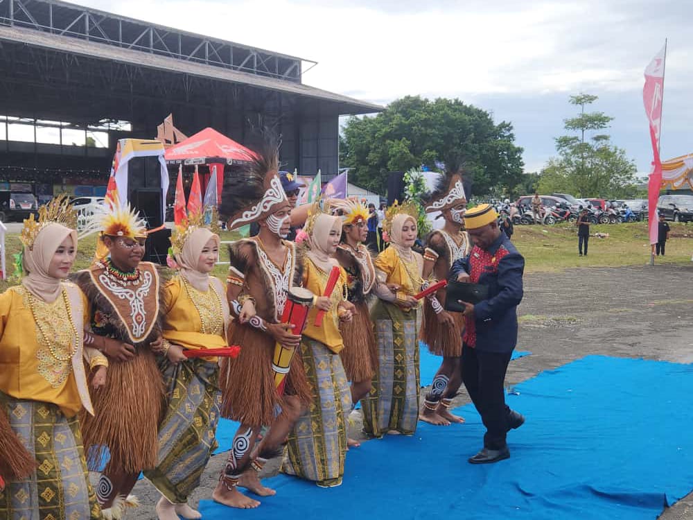 Asisten I Setda Kabupaten Biak Numfor, Samuel Rumaikeuw, SH, memberikan saweran kepada penari kolaborasi Papua &ndash; Sulawesi Selatan, pada HUT ke-49 KKSS di Hanggar Cenderawasih Lanud Manuhua (16/11)
