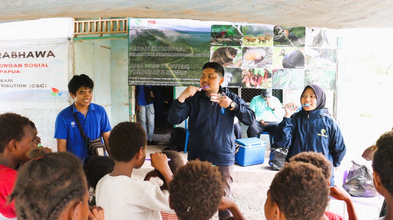 PT DP ketika memberikan Edukasi Masyarakat Kampung Banamepe tentang Sanitasi dan Lingkungan Hidup.