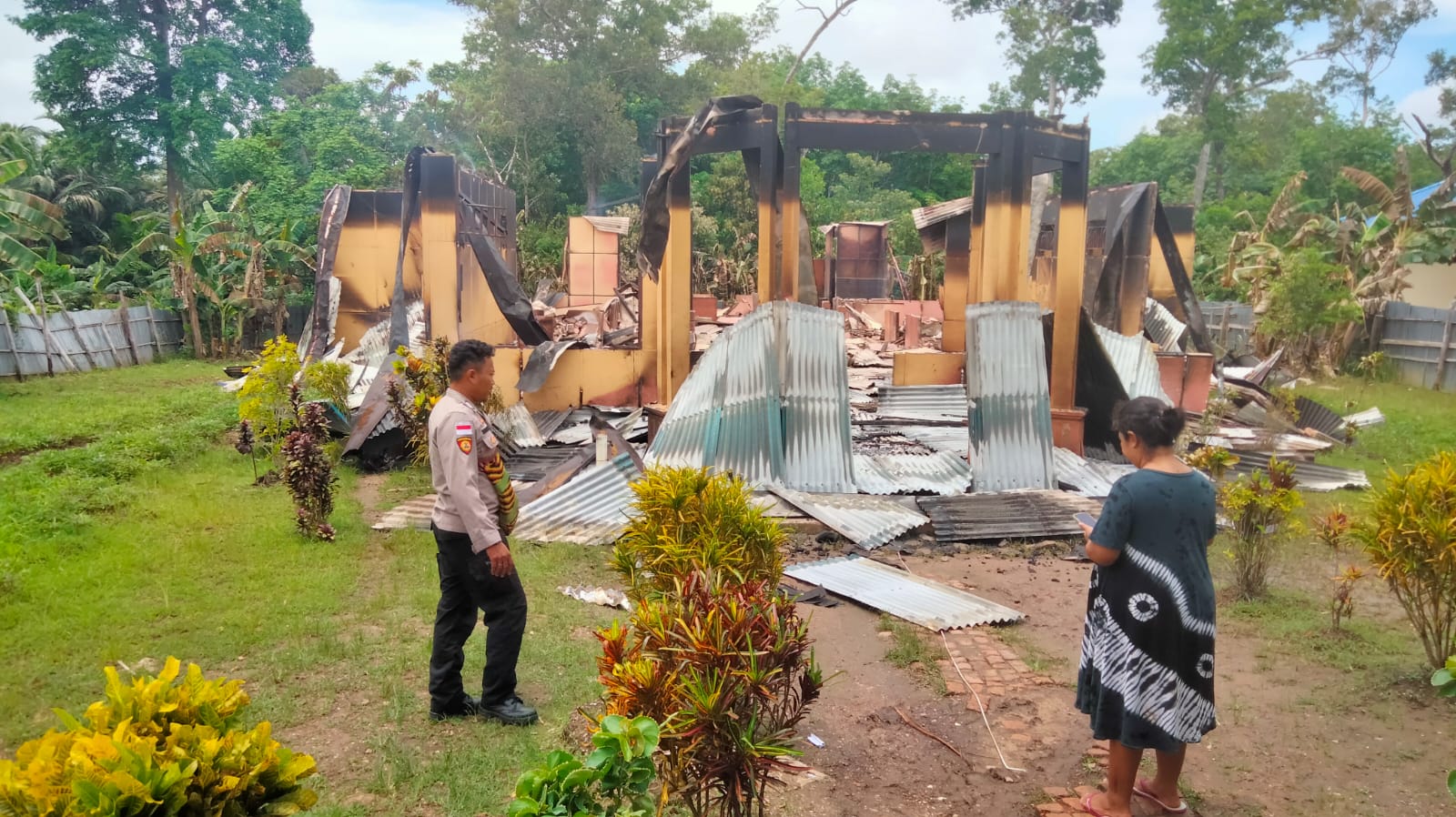 Puing-puing Asrama Putri SPMPN Erambu yang ludes terbakar pada Minggu (16/11/2025) dinihari  (Ceposonline.com/Istimewa)