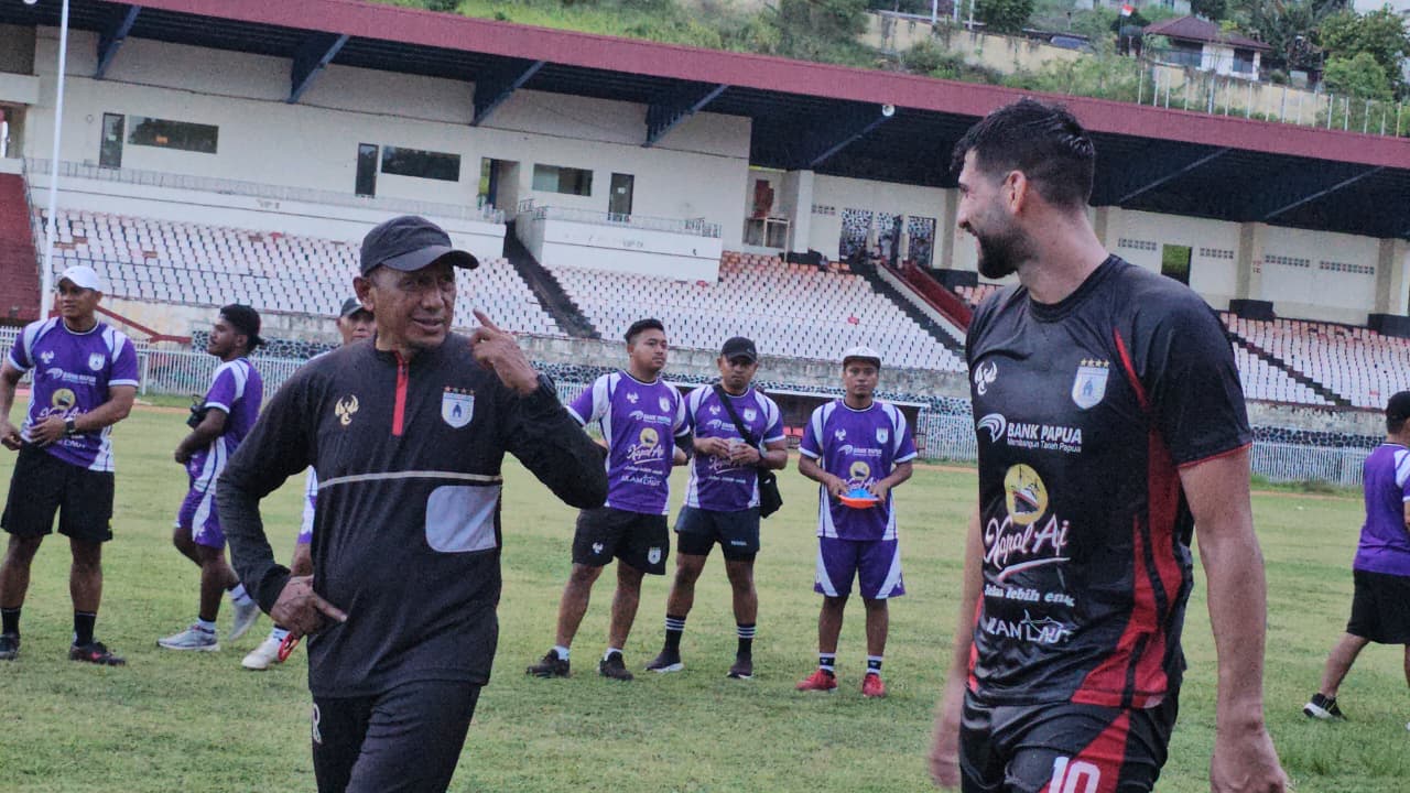 Pelatih Persipura, Rahmad Darmawan saat berdiskusi dengan Matheus Da Silva usai latihan di Stadion Mandala Jayapura belum lama ini. (CEPOSONLINE.COM/HANS PALEN).