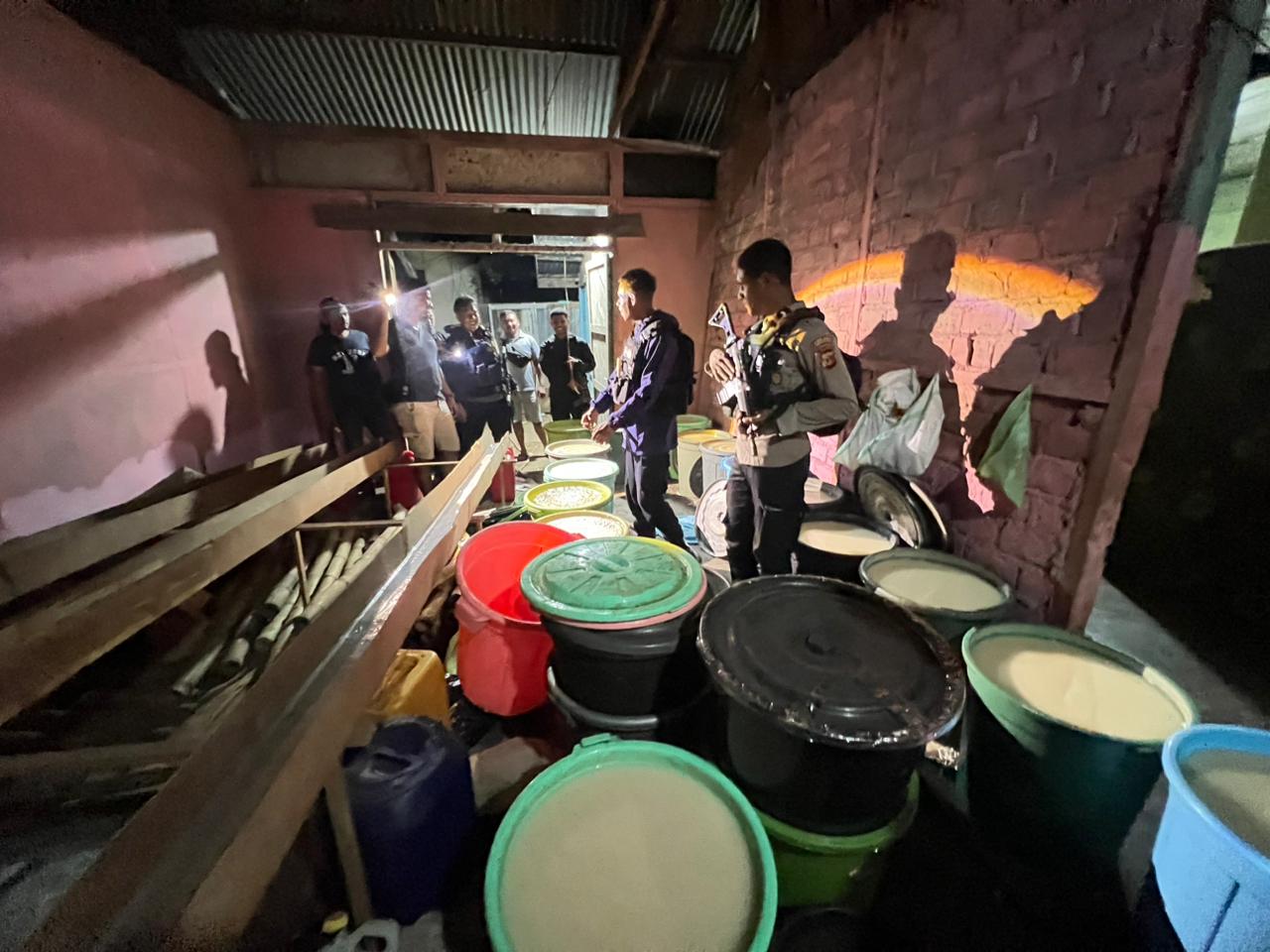 Satuan Reserse Narkoba Polres Merauke saat mengungkap dan menggerebek pembuatan minuman keras lokal jenis Sopi di jalan Brawijaya Merauke, Senin (17/11/2025) malam. (Ceposonline.com/Istimewa)
