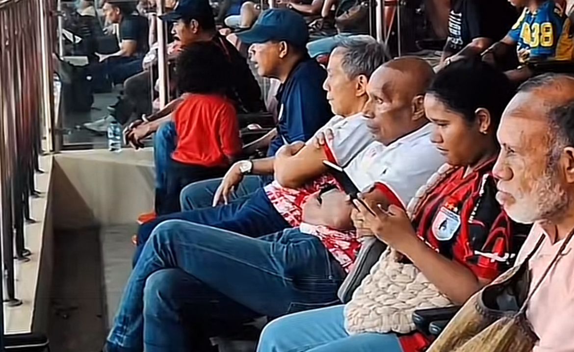 Ketum Persipura Benhur Tomi Mano (BTM) saat saksikan Persipura di Stadion Lukas Enembe Sentani Jayapura. (Tangkapan Layar PSSI Papua)