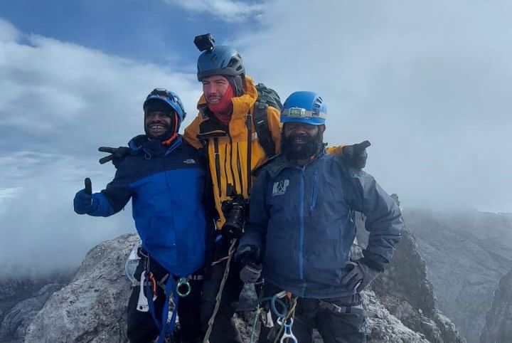 Betho dan Simon saat berhasil naik ke puncak tertinggi di Indonesia, Piramida Cartensz yang berada di ketinggian 4.884 MDPL. (Dok pribadi).
