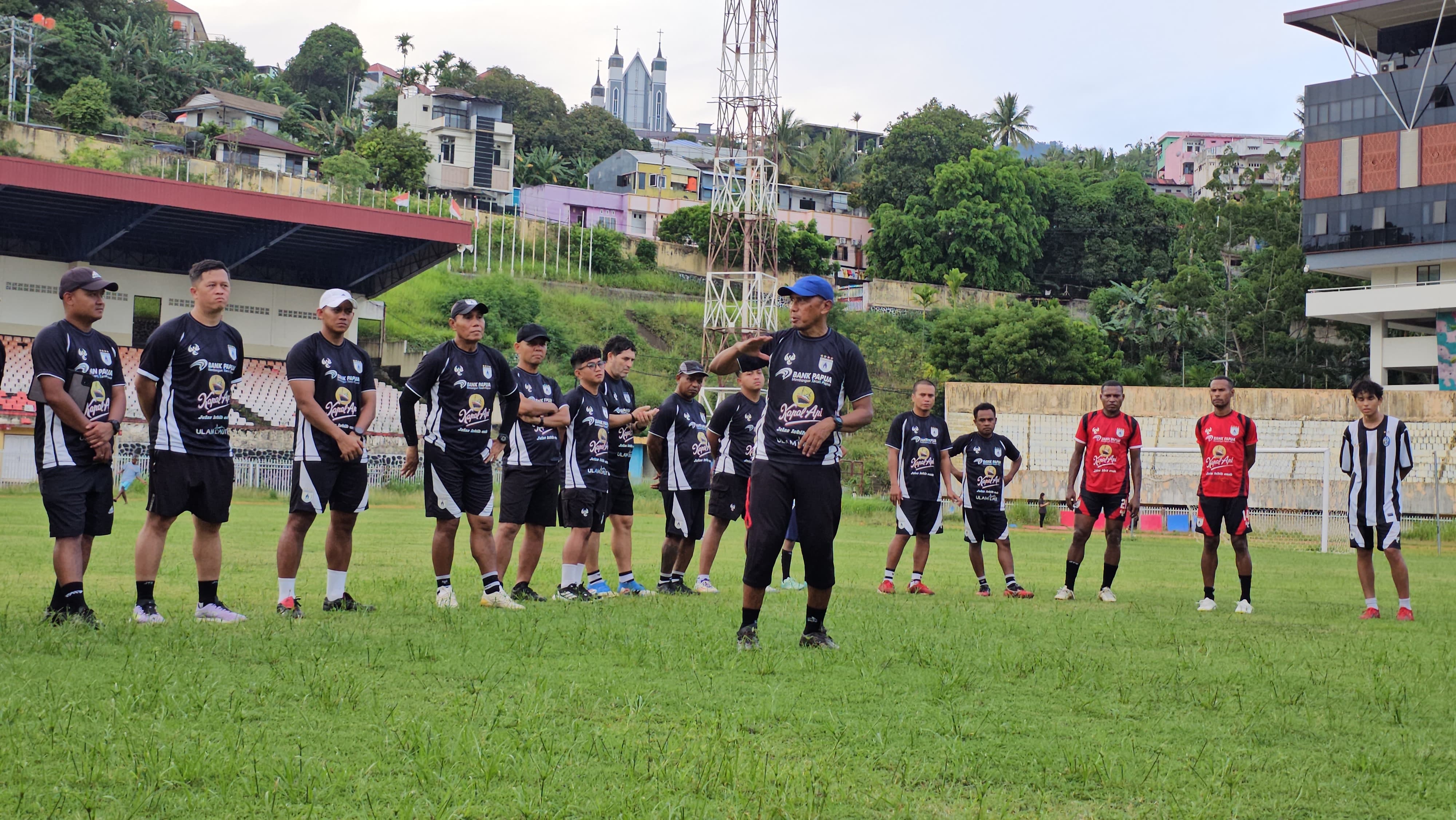Pelatih Persipura, Rahmad Darmawan saat memberikan arahan kepada pemain usai latihan di Stadion Mandala Jayapura baru-baru ini. (CEPOSONLINE.COM/HANS PALEN).