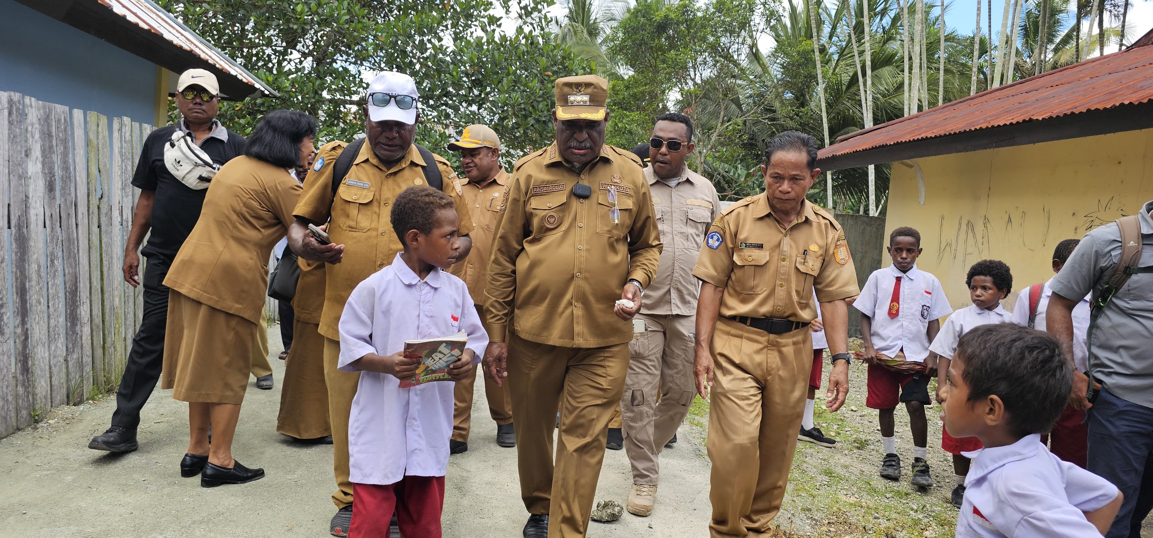 Wali Kota Jayapura, Abisai Rollo saat meninju langsung kondisi SD dan SMP di Kampung Koya Koso saat turkam belum lama ini. (CEPOSONLINE.COM/HANS PALEN).