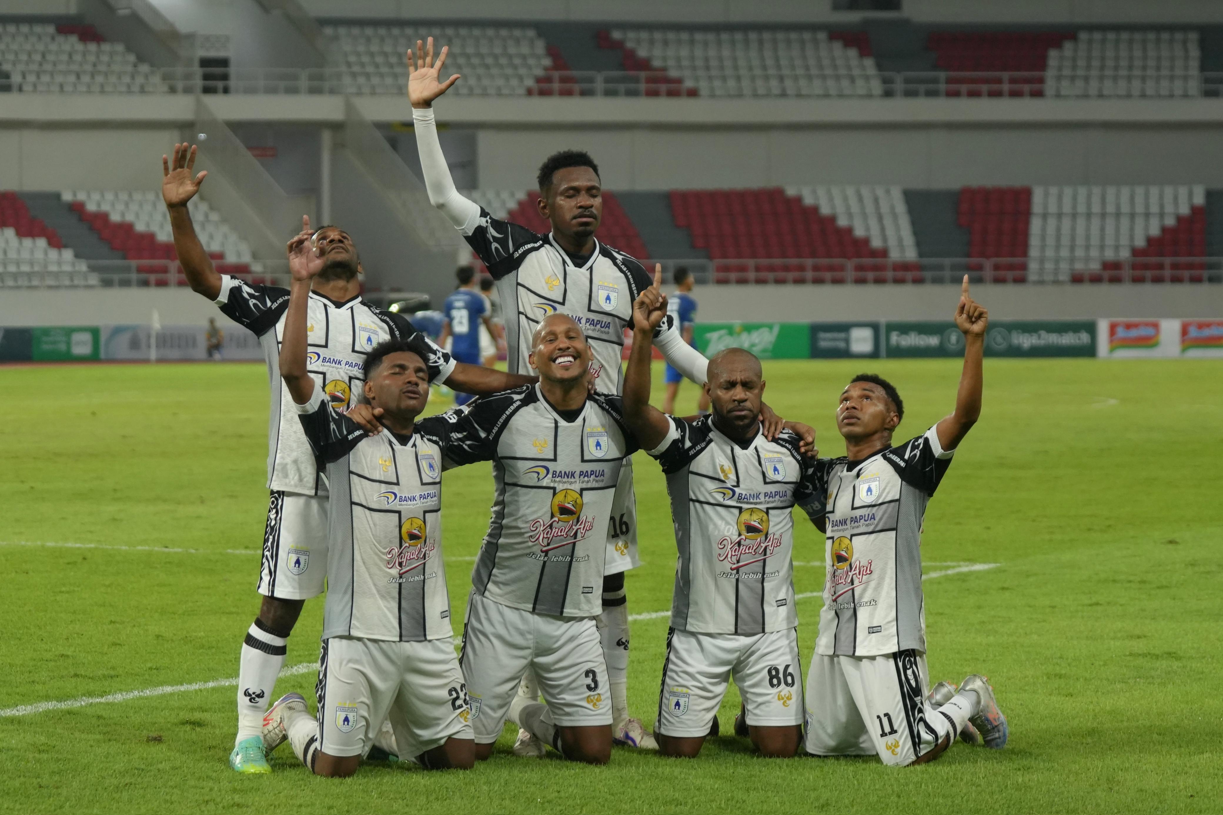 Boaz Solossa bersama rekan-rekannya melakukan selebrasi usai mencetak gol kegawang PSIS Semarang. (CEPOSONLINE.COM/SYAIFUL PERSIPURA).
