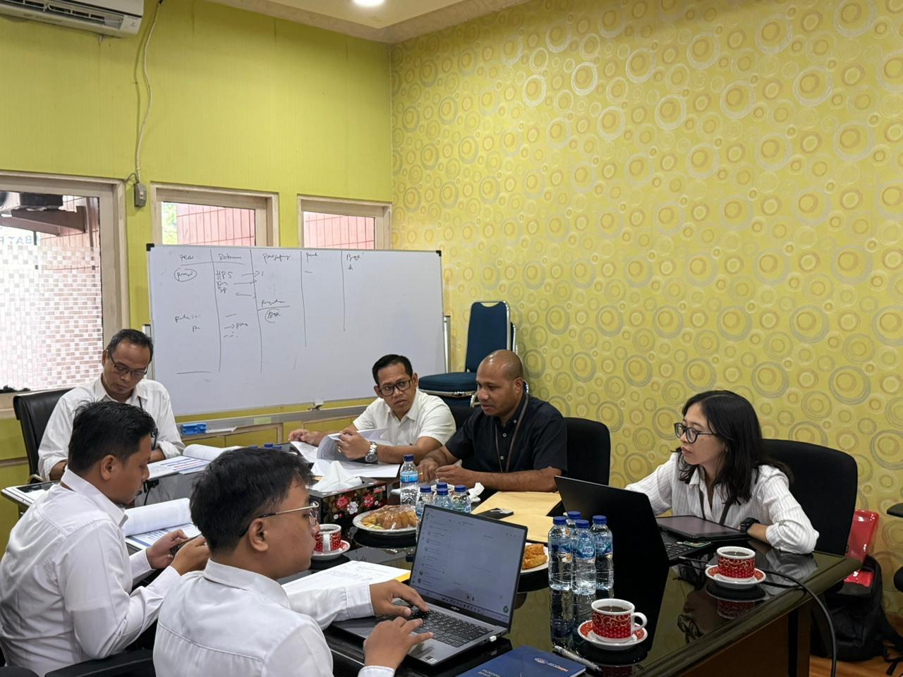 Tim Kejaksaan Negeri Merauke dari Seksi Tindak Pidana Korupsi saat melakukan ekspos perkara penanganan tindak pidana Korupsi, Selasa (18/11/2025)