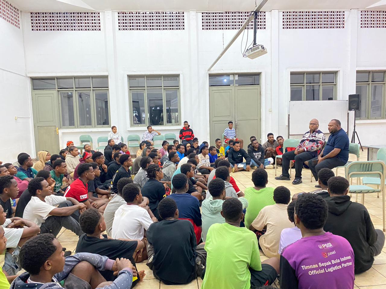 Bupati Intan Jaya, Aner Maisini didampingi Kepala Dinas DPMK Intan Jaya, Yoakim Mujizau saat berbincang-bincang dengan siswa asal Intan Jaya yang bersekolah di SAI Bogor.(CEPOSONLINE.COM/HUMAS PEMKAB)