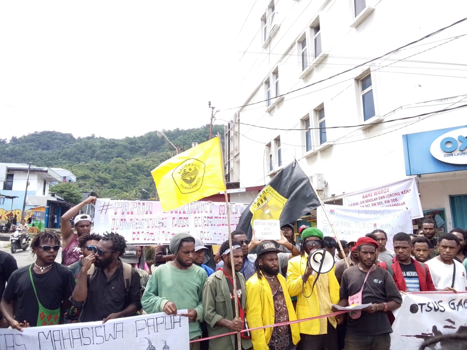 Solidaritas Mahasiswa Papua saat mengelar aksi mimbar bebas dilingkaran Abepura pada, Rabu (19/11/2025).