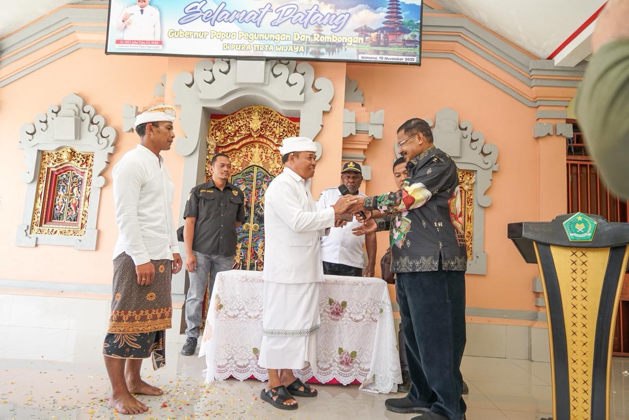 Gubernur Papua Pegunungan Jhon Tabo saat menyerahkan Uang Tunai Rp 500 juta kepada Perisada Hindu Dharma Indonesia (PHDI Provinsi Papua Pegunungan I Made Putra di Pura Tirta Wijaya Wamena.