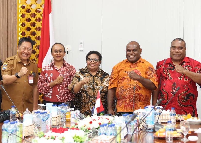 Wamendagri Ribka foto bersama dengan Gubernur Papua Tengah, Meki Nawipa, Pj. Sekda Papua Tengah, dr. Silwanus Sumule dan Kepala Dinas Pendidikan Papua Tengah, Nurhaidah.(CEPOSONLINE.COM/HUMAS PEMPROV)