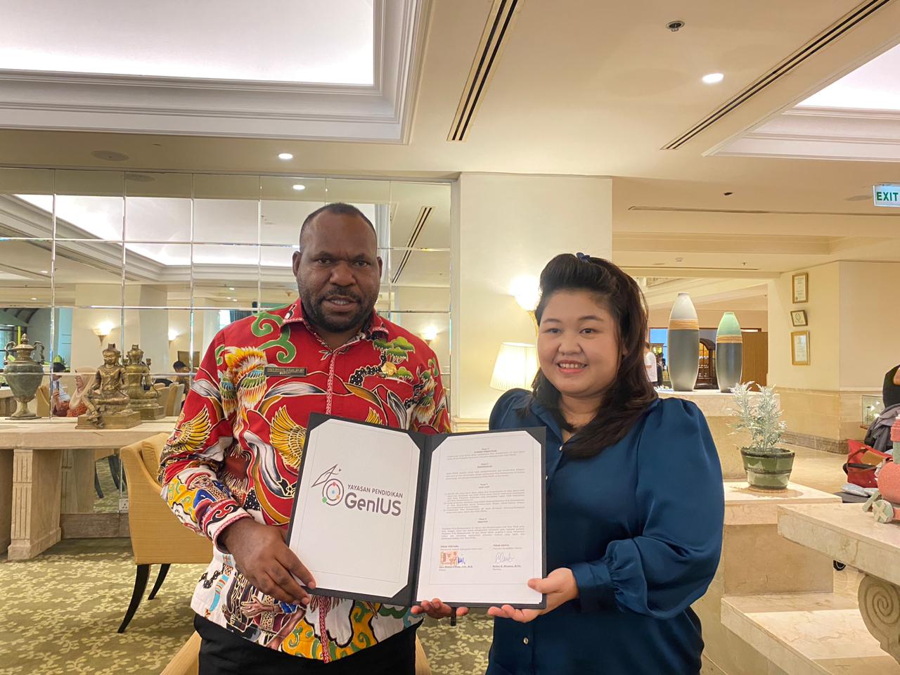 Bupati Intan Jaya, Aner Maisini foto bersama dengan Direktur Pendidikan Genius, Esther K. Wirawan dan staff sekolah GeniUs usai PKS di salah satu Hotel Di Jakarta.