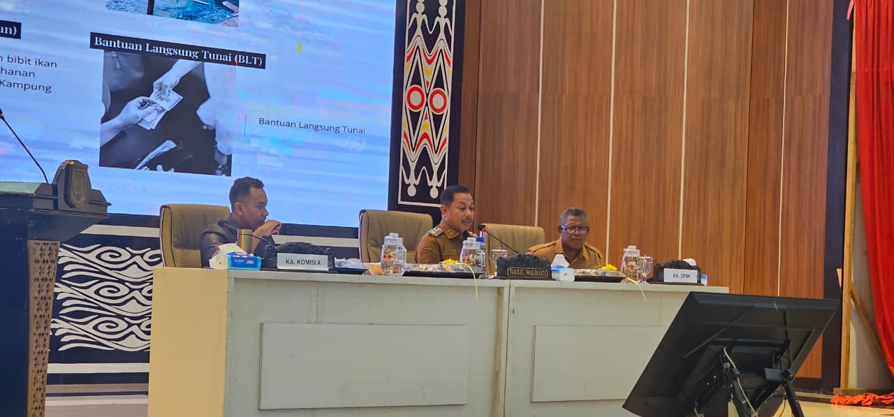 Wakil Wali Kota Jayapura, H.Rustan Saru saat memimpin monitoring meja APBKAM tahap I dan II tahun 2025 14 Kampung di Kota Jayapura, Selasa (18/11/2025). (CEPOSONLINE.COM/HANS PALEN).