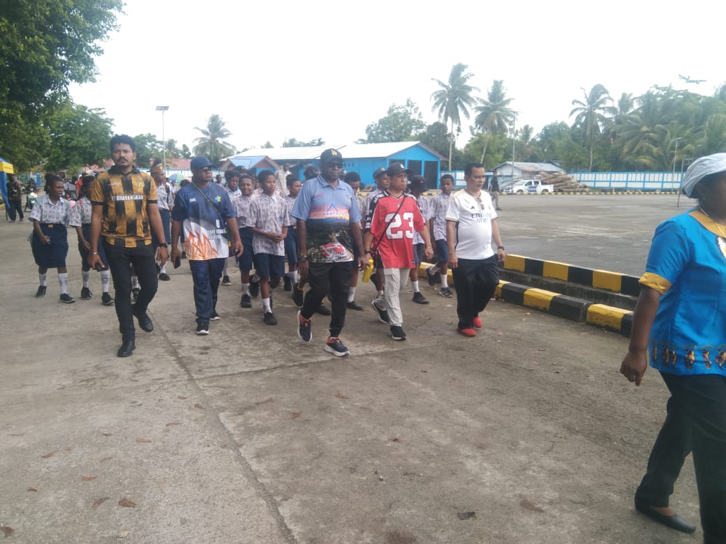 Bupati Sarmi Dominggus Catue bersama ratusan siswa PAUD dan SMP, saat melepas balon peringatan Hari Ikan Nasional ke-XII di Pelabuhan Laut Pelni Sarmi, Kamis (20/11/2025).(CEPOSONLINE.COM/VICKY AMBANI
