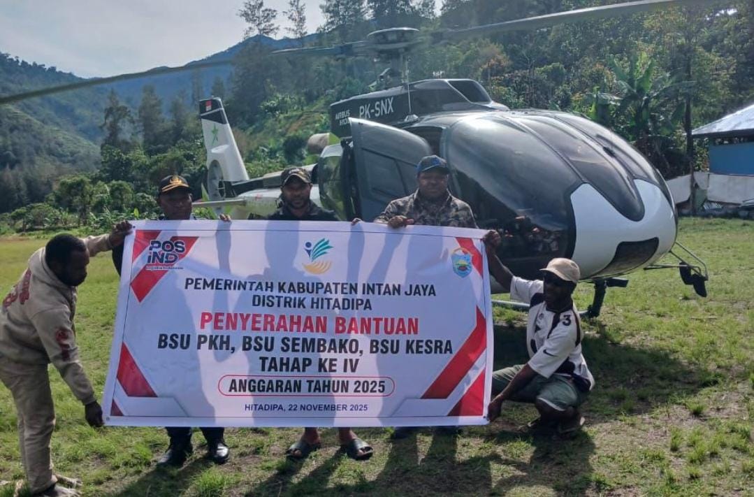 Penyaluran bansos ke delapan distrik di Intan Jaya menggunakan helikopter, Kamis (20/11/2025).(CEPOSONLINE.COM/KADIS SOSIAL)
