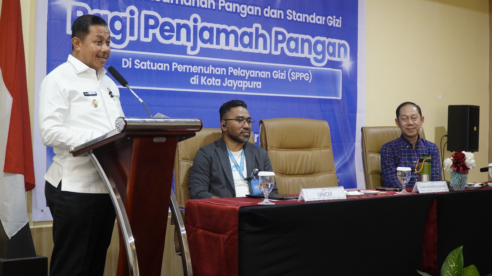 Wakil Wali Kota Jayapura, H.Rustan Saru saat memberikan arahan pada giat Orientasi Keamanan Pangan dan Standar Gizi bagi para penjamah pangan SPPG, Jumat (21/11/2025). (CEPOSONLINE.COM/HUMAS PEMKOT).
