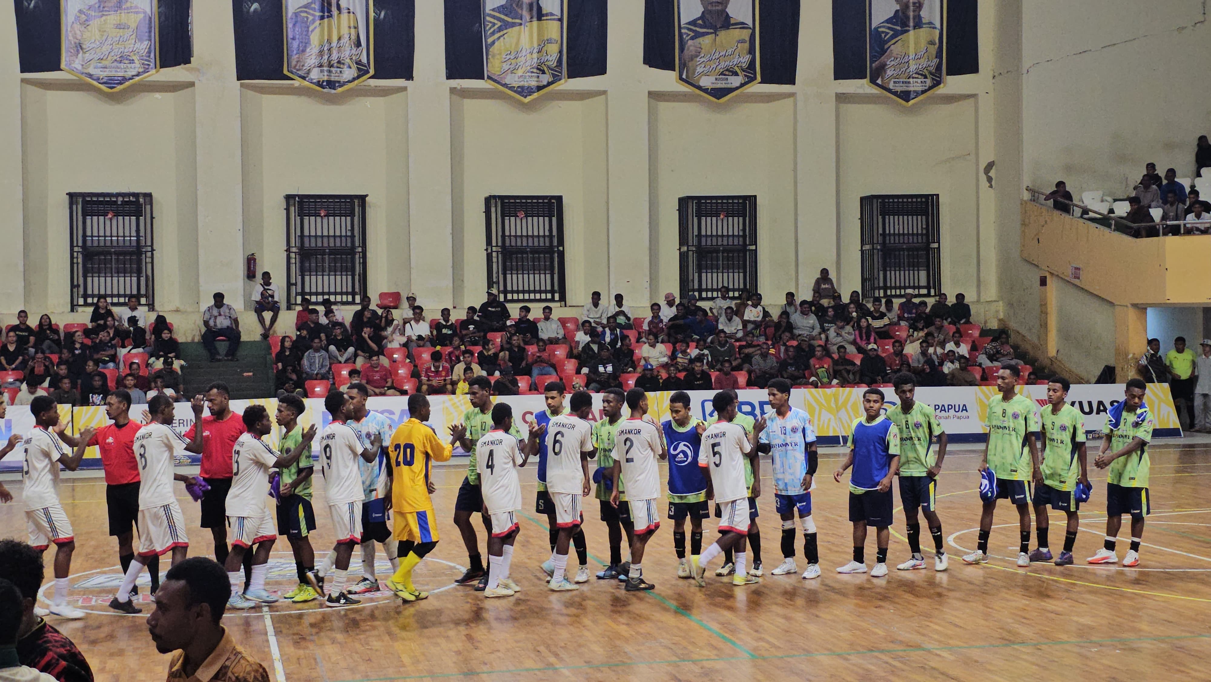 Pemain Smankor Papua (Baju putih) saat bersalaman dengan pemain SMA Buper usai pertandingan. (CEPOSONLINE.COM/HANS PALEN).