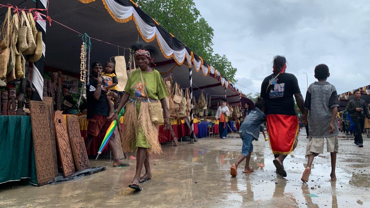 Suasana pada Festival Seni dan Lomba Dayung yang berlangsung di Eko Wisata Mangrove, Kampung Poumako, Distrik Mimika Timur, Mimika, Papua Tengah, Sabtu (22/11/2025). (Foto: Cenderawasih Pos/Moh. Wahyu